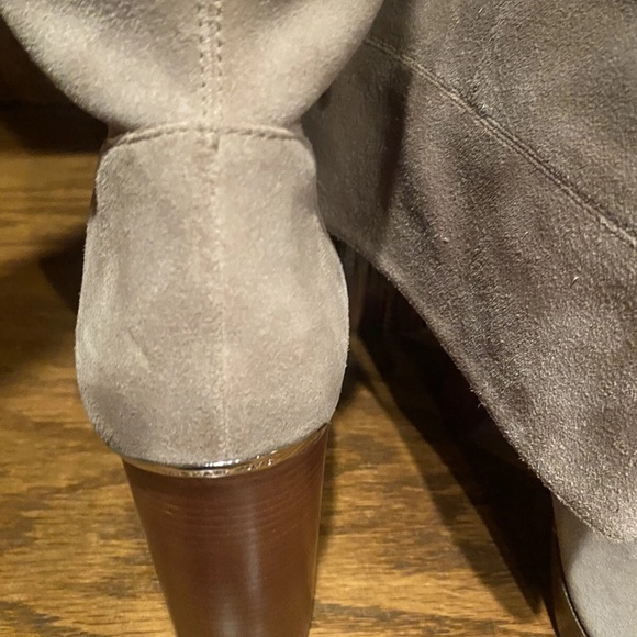 Michael Kors Elegant Beige Knee-High Women's Boots - Picture 4 of 16